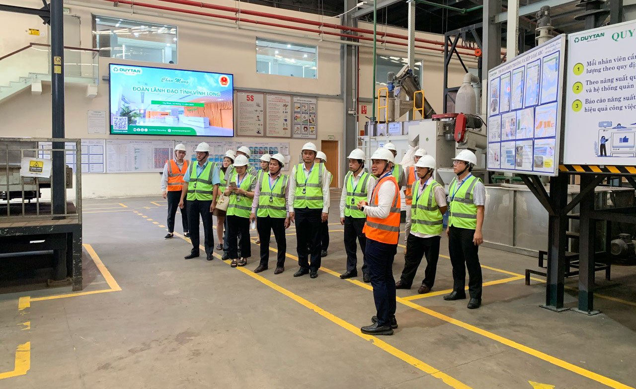 Delegația provincială a vizitat linia de producție a plasticului reciclat de la fabrica de reciclare Duy Tan.