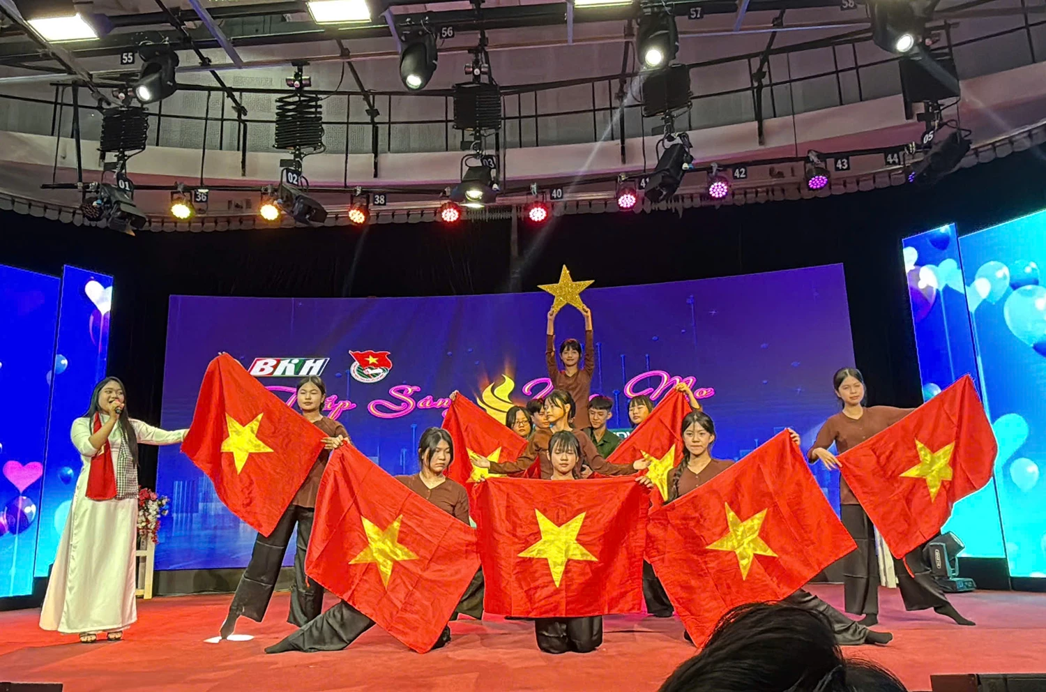 O reprezentație în cadrul programului.