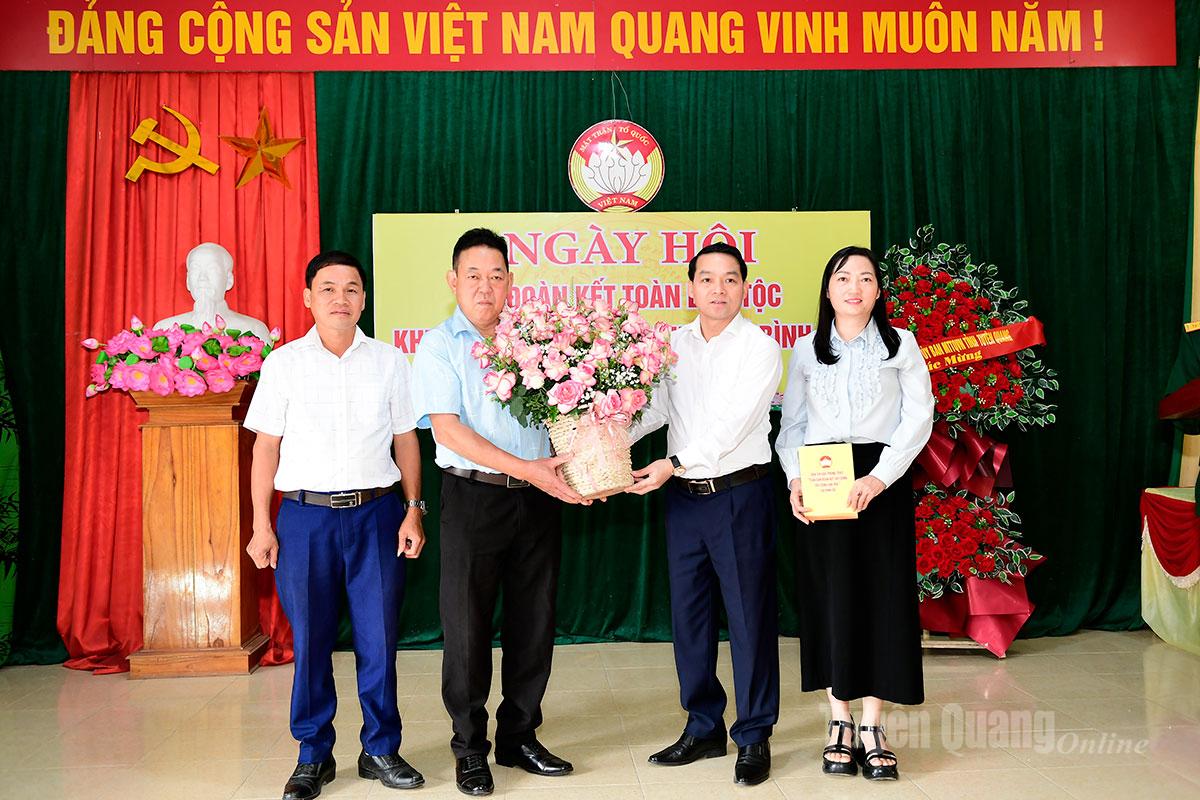 ថ្នាក់ដឹកនាំឃុំ Binh Ca ជូនកម្រងផ្កានិងអំណោយដើម្បីអបអរសាទរអ្នកភូមិ Kim Ninh។