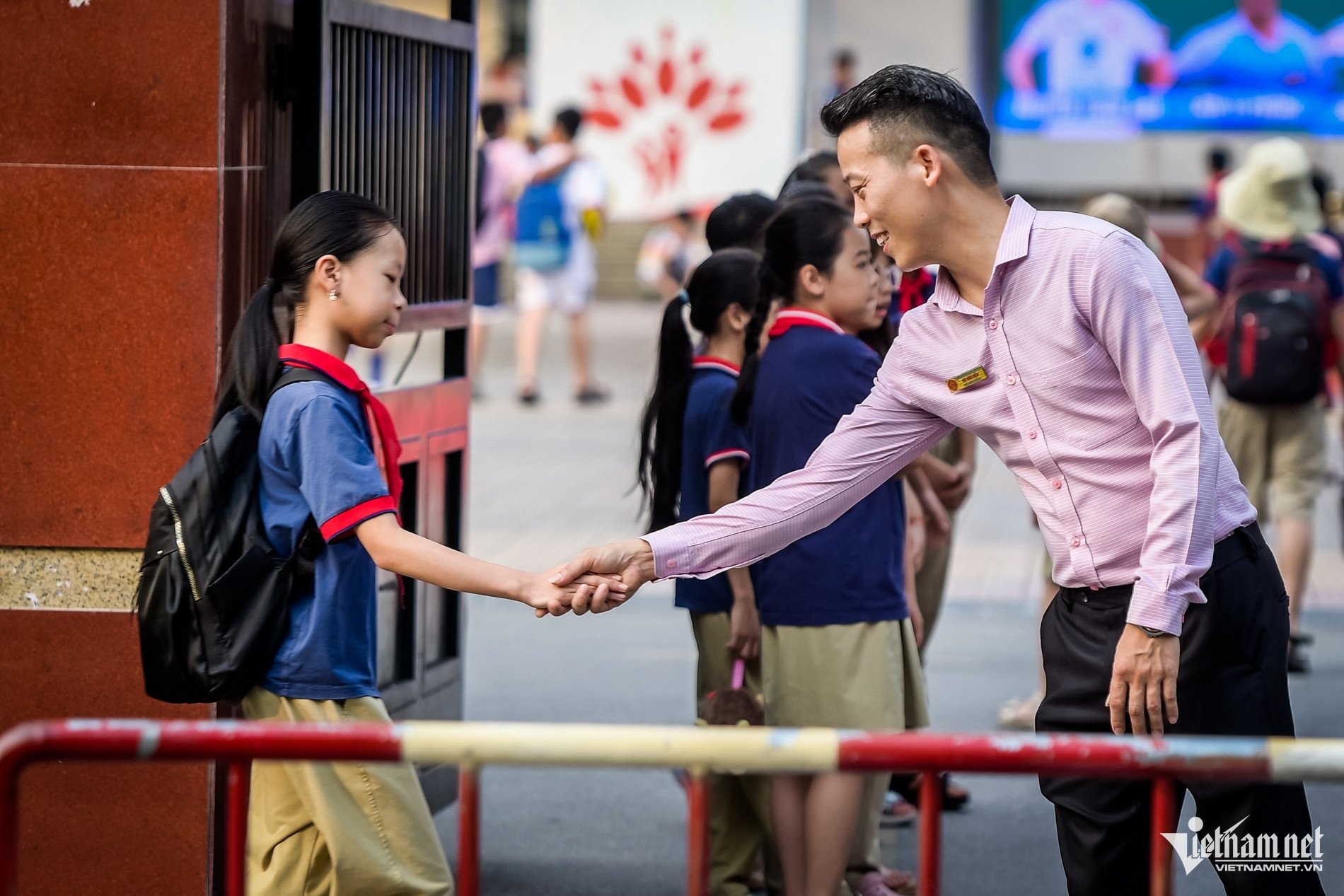 Läraren blev väldigt arg när hon ertappade eleven med ett gratulationskort 3218.jpg