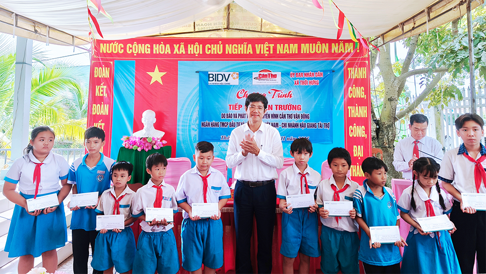 កាសែត Can Tho វិទ្យុ និងទូរទស្សន៍បានផ្តល់អាហារូបករណ៍