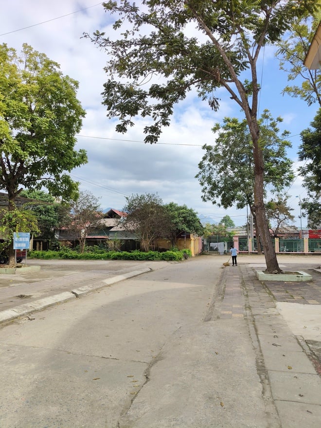 Všeobecná nemocnice Lao Cai č. 3 efektivně udržuje model zeleného, čistého a krásného zdravotnického zařízení a překračuje standardy v nakládání s lékařským odpadem - Foto 3. BVĐK số 3 Lào Cai duy trì hiệu quả mô hình Cơ sở y tế xanh – sạch – đẹp, vượt chuẩn về quản lý chất thải y tế- Ảnh 3.