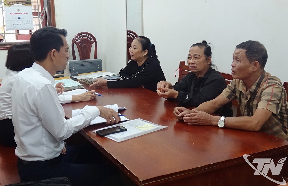 មន្ត្រីសម្រុះសម្រួលនៅតុលាការប្រជាជនភូមិភាគទី១ ពិភាក្សានិងជួយភាគីពាក់ព័ន្ធក្នុងការសម្រុះសម្រួល។