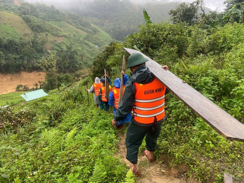 Tăng cường 'cảnh khuyển' tìm kiếm nạn nhân trong vụ sạt lở núi ở Đà Nẵng- Ảnh 7.