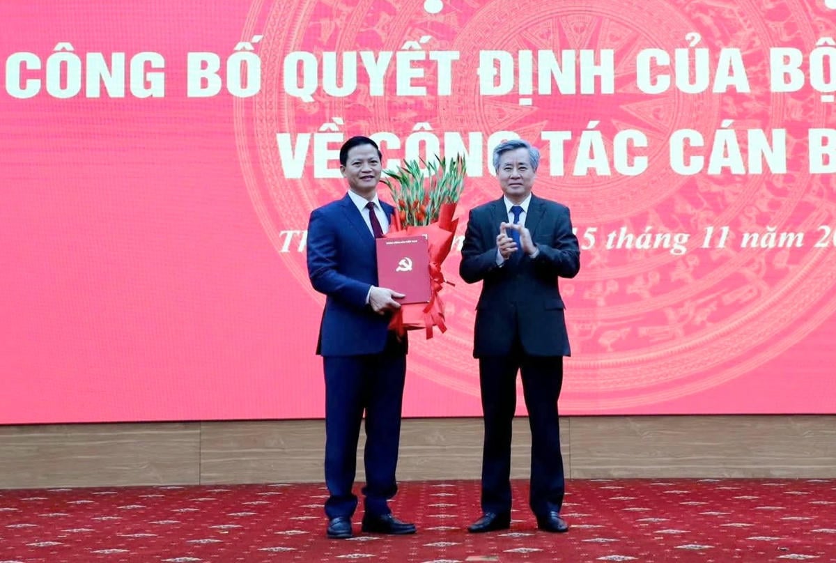Gir blomster for å gratulere herr Vuong Quoc Tuan. Foto: TN.