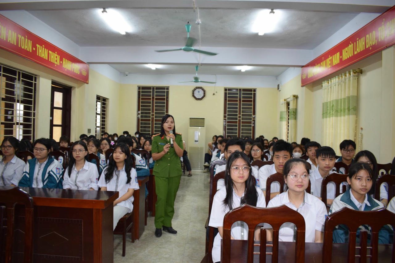 Hung Yen-provinsens polis främjar propaganda för lagar om drogförebyggande och kontroll i många olika former.