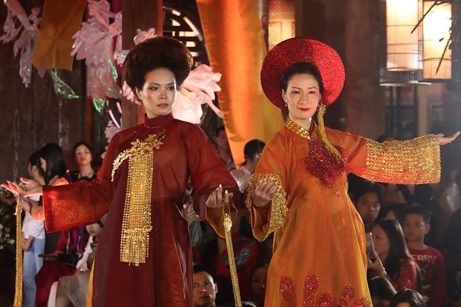 Diễn áo dài trong không gian phố cổ Hà Nội- Ảnh 3.