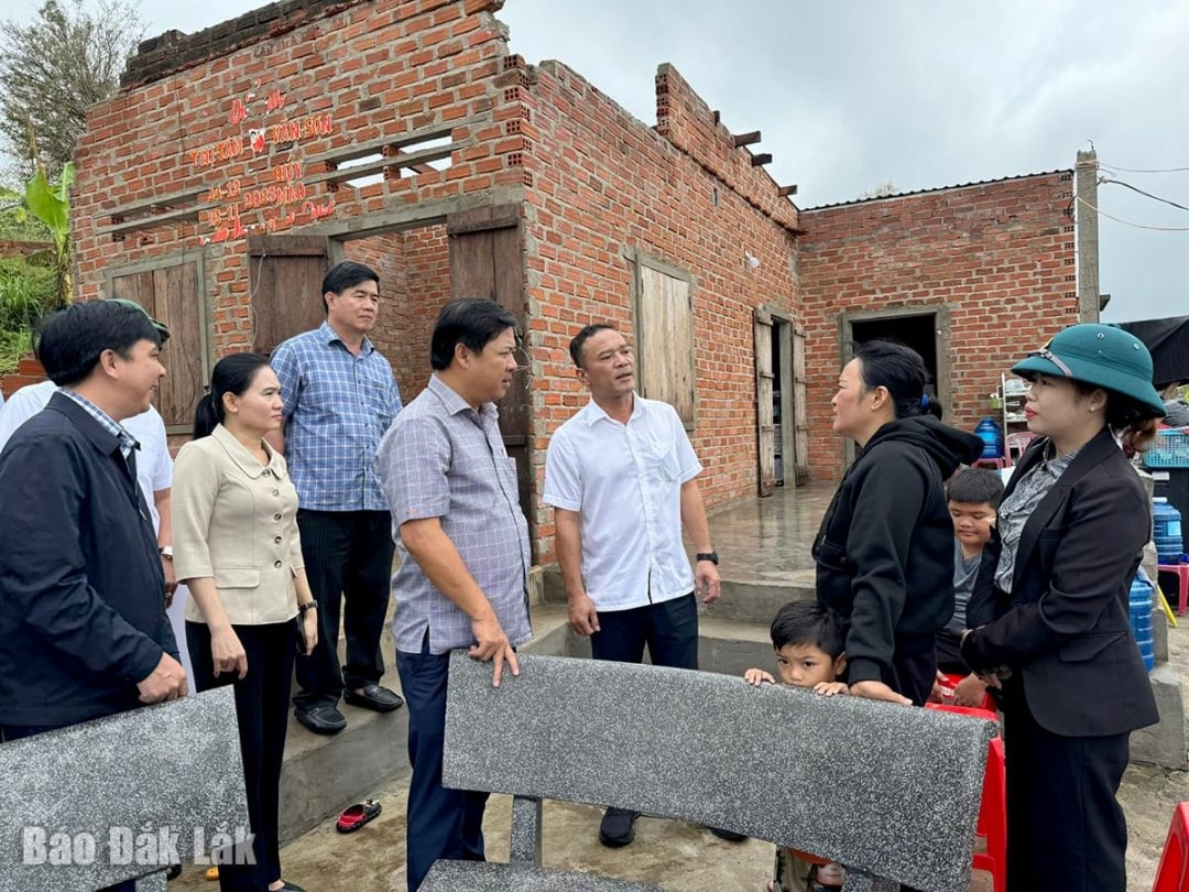 প্রাদেশিক নেতারা সং কাউ ওয়ার্ডে ঝড়ের কারণে ক্ষতিগ্রস্ত একটি পরিবার পরিদর্শন করেছেন।