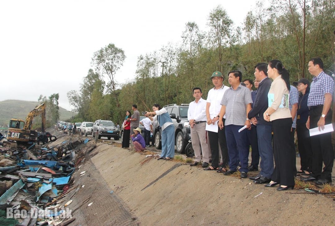 প্রাদেশিক পার্টি কমিটির কার্যকরী প্রতিনিধি দল সং কাউ ওয়ার্ডের ভুং চাও এলাকায় ক্ষয়ক্ষতি পুনরুদ্ধারের কাজ পরিদর্শন করেছে।