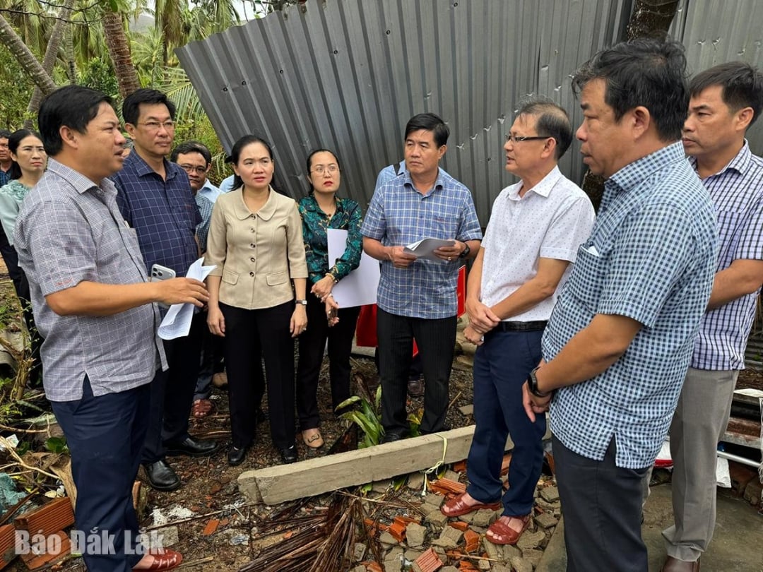 পরিদর্শন অধিবেশনে প্রাদেশিক পার্টির সম্পাদক লুং নগুয়েন মিন ট্রিয়েট সরাসরি জুয়ান লোক কমিউনে ক্ষতি পুনরুদ্ধারের কাজ পরিচালনা করেন।