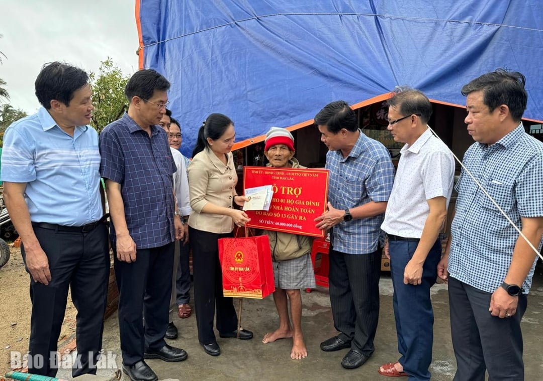 প্রাদেশিক নেতারা উপহার দিয়েছেন এবং জুয়ান লোক কমিউনের মিঃ নগুয়েন ভ্যান তাইকে উৎসাহিত করেছেন, যার বাড়ি ঝড়ের কারণে ভেঙে পড়েছে।