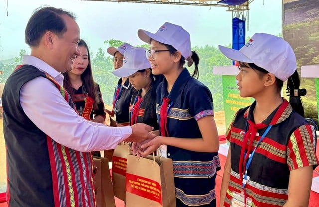 Da Nang'ın dağlık bölgelerinde bir dizi okulun temel atma töreni - Fotoğraf 2. Khởi công hàng loạt trường học vùng cao tại Đà Nẵng - Ảnh 2.