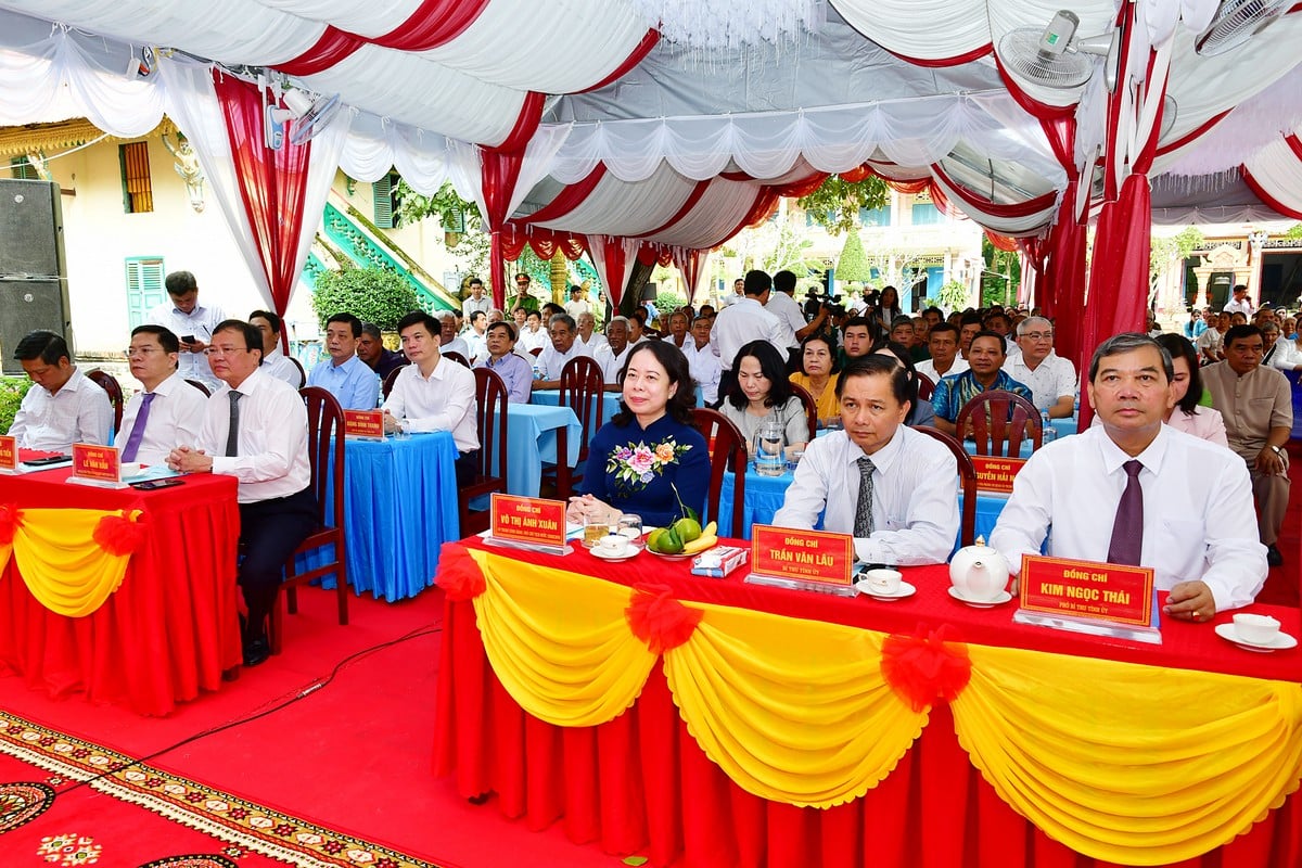 Đại biểu và người dân tham dự Ngày hội Đại đoàn kết toàn dân tộc tại ấp Nguyệt Lãng B, xã Bình Phú.