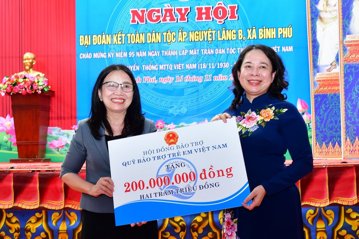 Phó Chủ tịch nước- Võ Thị Ánh Xuân, Chủ tịch Hội động Bảo trợ Quỹ Bảo trợ Trẻ em Việt Nam (bên phải) trao tặng 200 triệu đồng cho trẻ em Vĩnh Long.