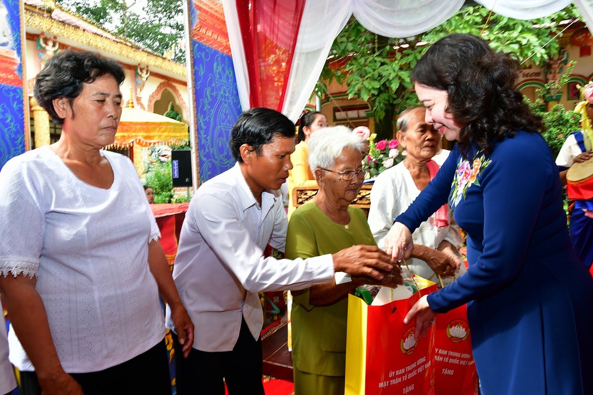 Phó Chủ tịch nước- Võ Thị Ánh Xuân tặng quà cho người dân ấp Nguyệt Lãng B.