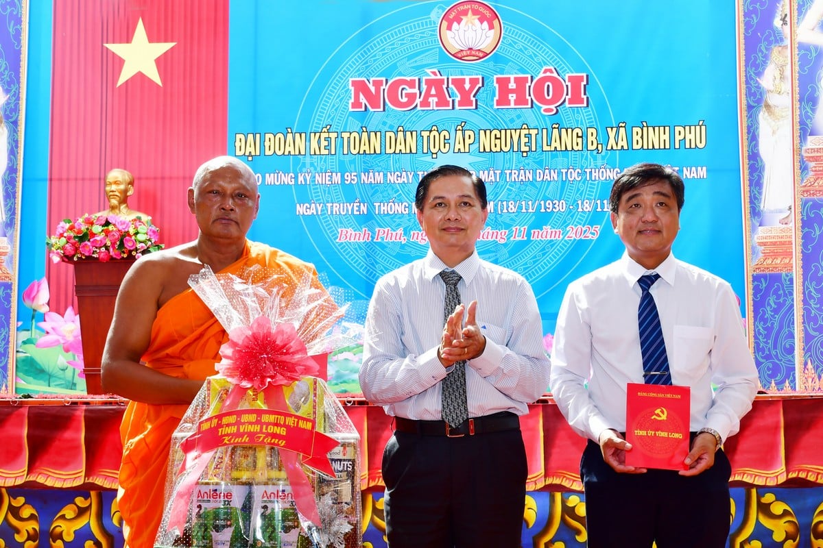 Bí thư Tỉnh ủy Vĩnh Long- Trần Văn Lâu tặng quà cho lãnh đạo xã Bình Phú và Sư cả chùa Pisêsaram.