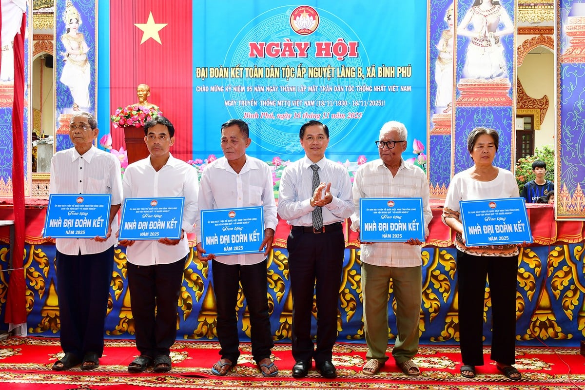 Bí thư Tỉnh ủy Vĩnh Long- Trần Văn Lâu trao tượng trưng 5 nhà đại đoàn kết cho các hộ dân.