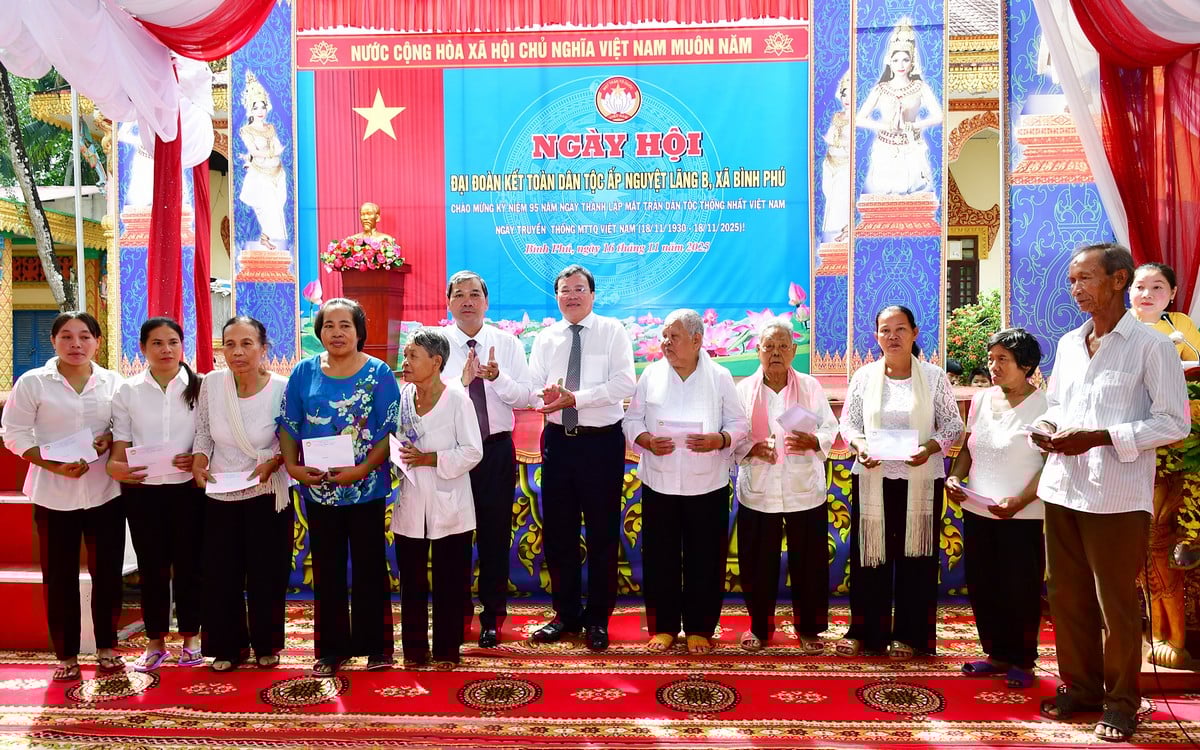 Đồng chí Lê Văn Hẳn- Phó Bí thư Tỉnh ủy, Chủ tịch Ủy ban MTTQ Việt Nam tỉnh và đồng chí Kim Ngọc Thái- Phó Bí thư Tỉnh ủy tặng quà cho hộ dân.