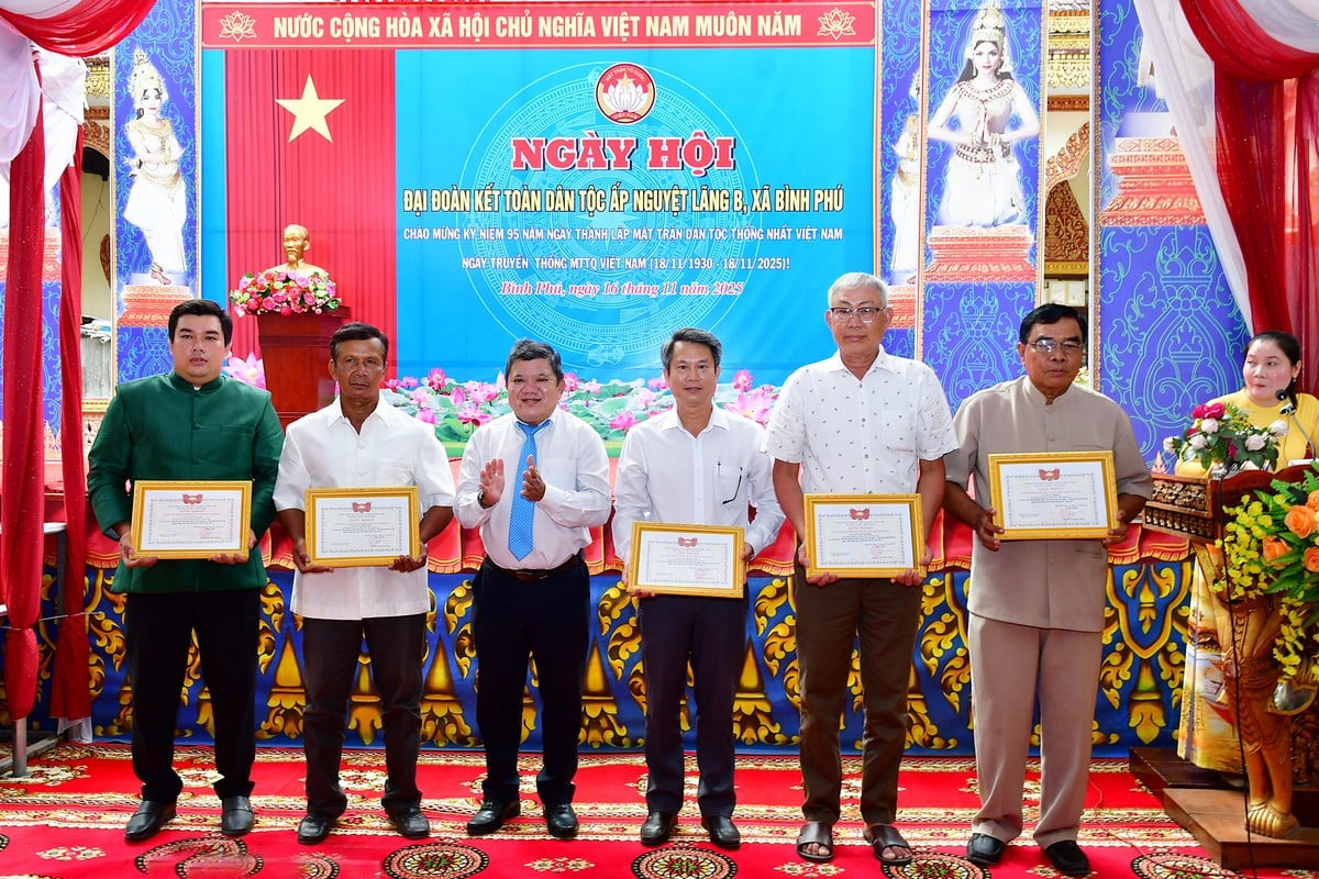 Lãnh đạo UBND xã Bình Phú tặng giấy khen cho 5 cá nhân tiêu biểu.