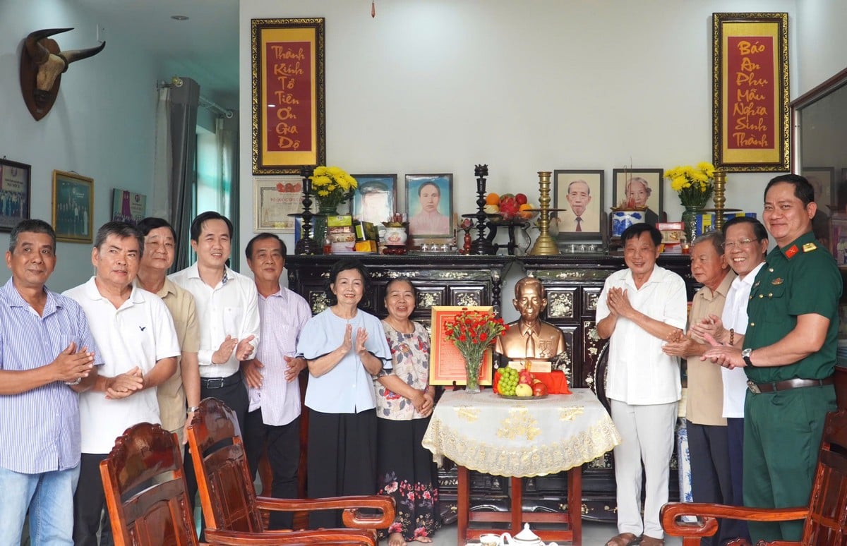 គណៈកម្មាធិការរៀបចំធ្វើពិធីប្រគល់រូបសំណាកសមមិត្ត Nguyen Van Trung ដល់គ្រួសាររបស់គាត់។