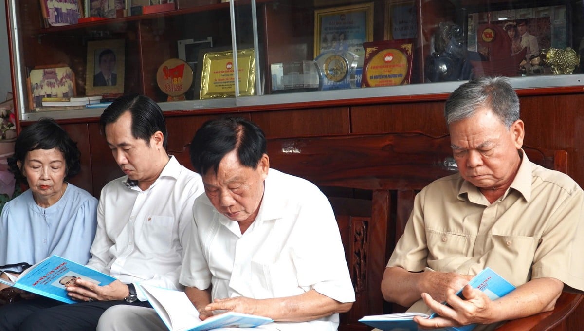 គណៈប្រតិភូ និងក្រុមគ្រួសារបានពិនិត្យមើលសកម្មភាពបដិវត្តន៍របស់សមមិត្ត Nguyen Van Trung។