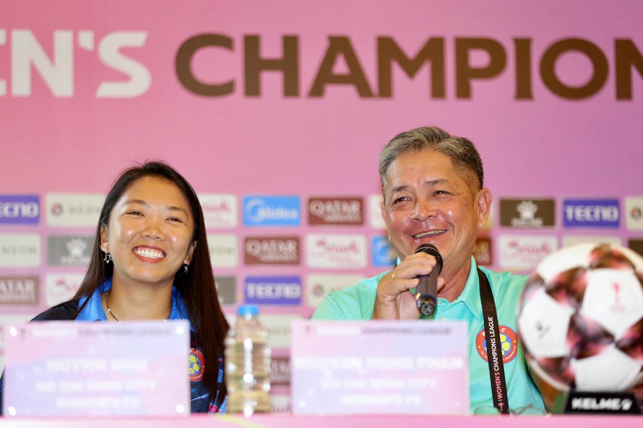 Trener Nguyen Hong Pham og Huynh Nhu (Foto av Ho Chi Minh City Women's Club)