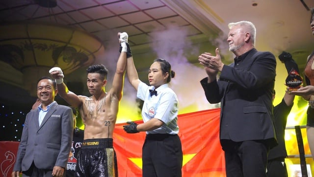 Met een rake stoot sloeg Tran Van Thao de Thaise bokser knock-out - Foto 2. Tung đòn chuẩn xác, Trần Văn Thảo hạ knock-out võ sĩ người Thái Lan- Ảnh 2.