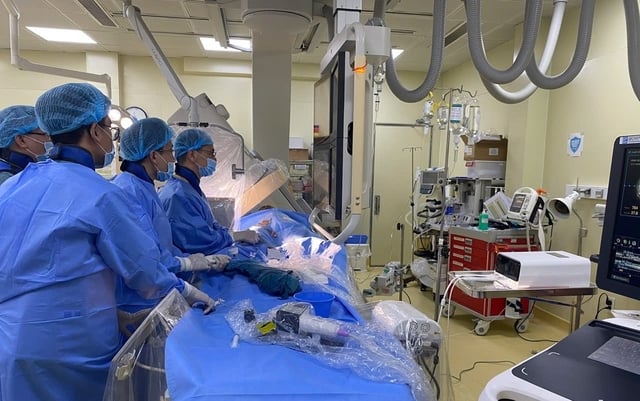 Perubahan cuaca, 1 hari RSUD mencatat 4 kasus infark miokard akut - Foto 1. Thay đổi thời tiết, 1 ngày Bệnh viện khu vực ghi nhận 4 ca nhồi máu cơ tim cấp - Ảnh 1.