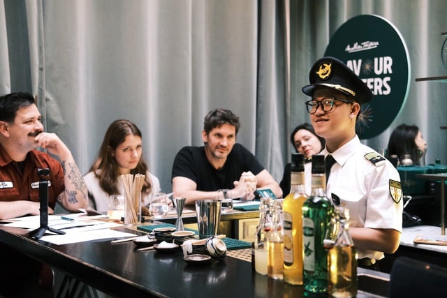 ຄັອກເທວທີ່ເປັນເອກະລັກສະເພາະກັບຜັກທຽມ Ly Son ແລະເກືອ Sa Huynh: ການເດີນທາງອາຫານຫວຽດນາມ - ພາບ 1. Pha cocktail độc đáo với tỏi Lý Sơn , muối Sa Huỳnh: Hành trình Việt hóa Ẩm thực - Ảnh 1.