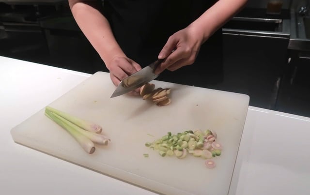 ຄັອກເທວທີ່ເປັນເອກະລັກສະເພາະກັບຜັກທຽມ Ly Son ແລະເກືອ Sa Huynh: ອາຫານຫວຽດນາມ - ພາບ 3. Pha cocktail với tỏi Lý Sơn, muối Sa Huỳnh: Hành trình 'Việt hóa' độc đáo của bartender Việt - Ảnh 3.