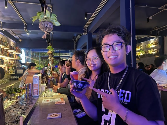 Бармен Нгуен Фу Куонг организует распродажу коктейлей, чтобы собрать средства на пожертвование компьютеров школе в горном регионе - Фото 2. Bartender Nguyễn Phú Cường tổ chức bán cocktail gây qũy tặng máy tính cho trường miền núi - Ảnh 2.