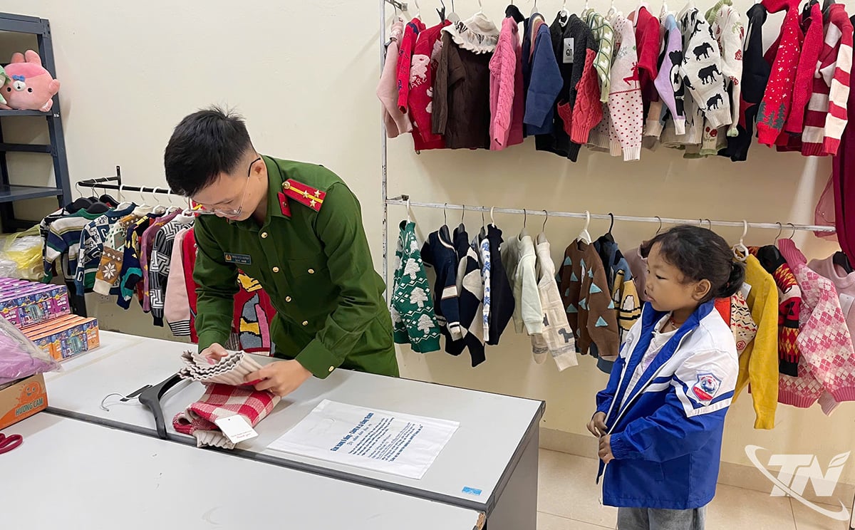 0ドンブースのプレゼントは、配られる際に警察官によって丁寧に折りたたまれていた。