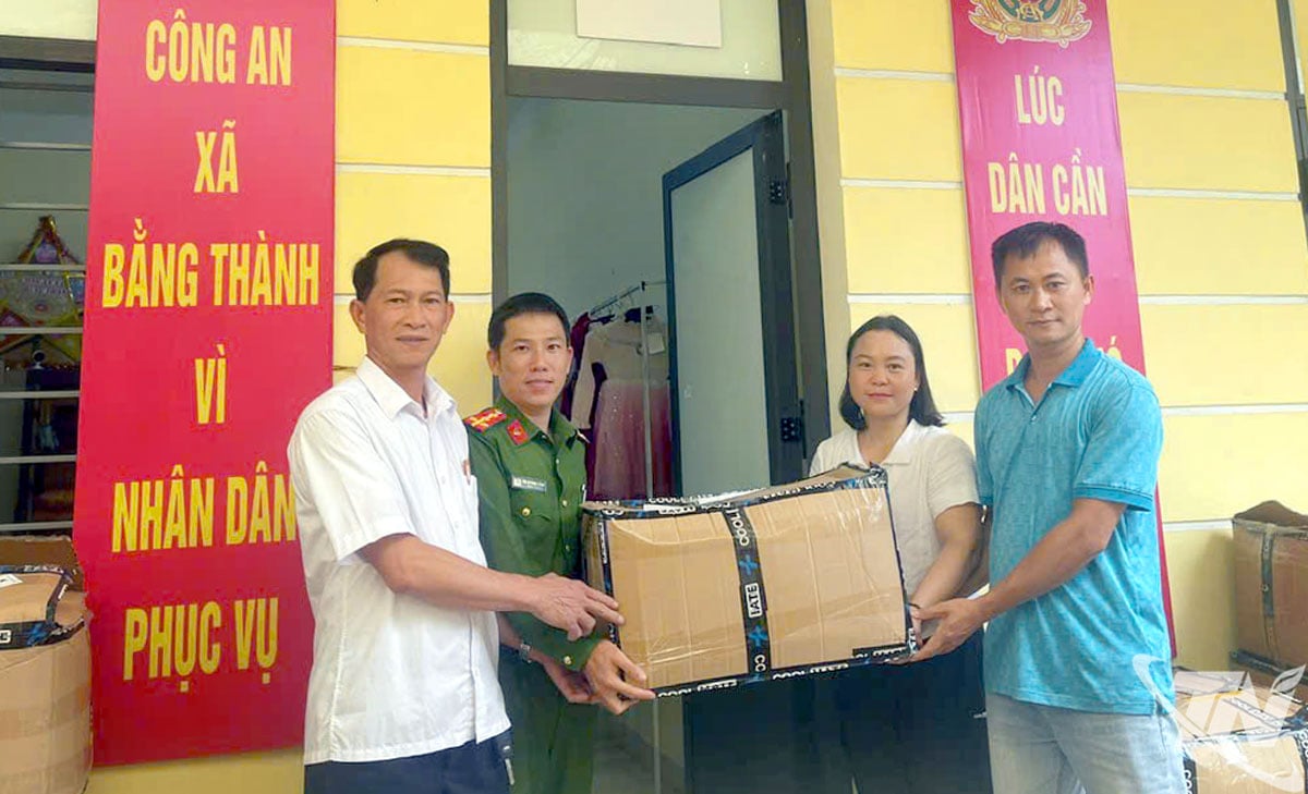 多くの心優しい人々が0ドンブースに贈り物をしに来ました。