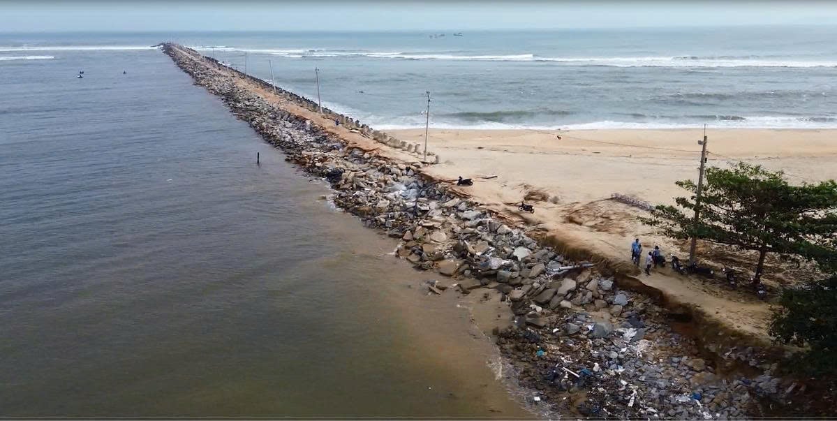 The breakwater at Tam Quan estuary (Hoai Nhon Bac ward, Gia Lai) was completely destroyed by storm No. 13. Photo: V.D.T. Tuyến kè chắn sóng tại cửa biển Tam Quan (phường Hoài Nhơn Bắc, Gia Lai) bị bão số 13 đánh vỡ tan tành. Ảnh: V.Đ.T.