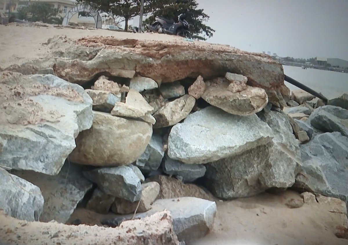 Close-up of a section of the breakwater at Tam Quan estuary that broke after storm No. 13. Photo: V.D.T. Cận cảnh một đoạn kè chắn sóng tại cửa biển Tam Quan vỡ toác sau bão số 13. Ảnh: V.Đ.T.