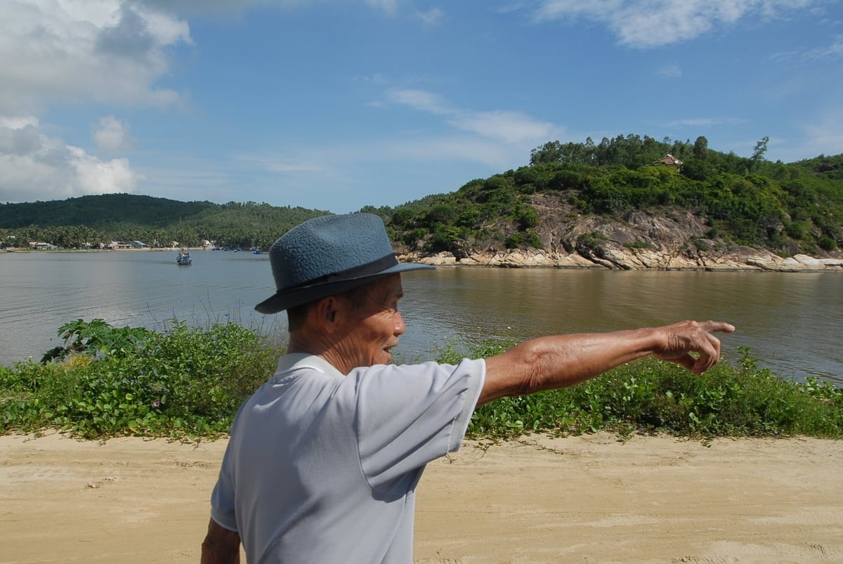 Local fishermen are worried because the Tam Quan estuary has been silted up and the embankment is now damaged, making it difficult for fishing boats to enter and exit Tam Quan fishing port. Photo: V.D.T. Ngư dân địa phương lo lắng vì cửa biển Tam Quan đã bị bồi lấp giờ tuyến kè còn bị hư hỏng gây khó cho tàu cá ra vào cảng cá Tam Quan. Ảnh: V.Đ.T.