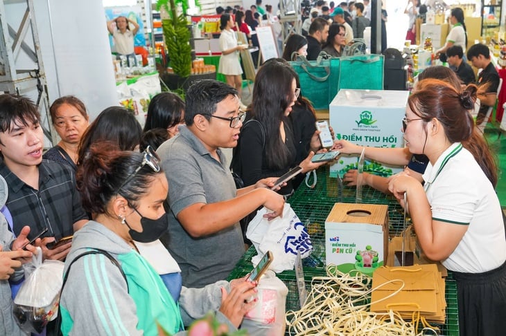 Hàng chục ngàn lượt khách ‘phủ xanh’ Ngày hội Việt Nam Xanh - Ảnh 1.