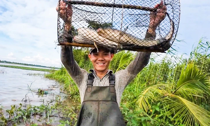 Dân miền Tây cười sảng khoái vì đặt lờ, kéo lưới rùng mùa nước nổi dính nhiều cá đồng - Ảnh 1.