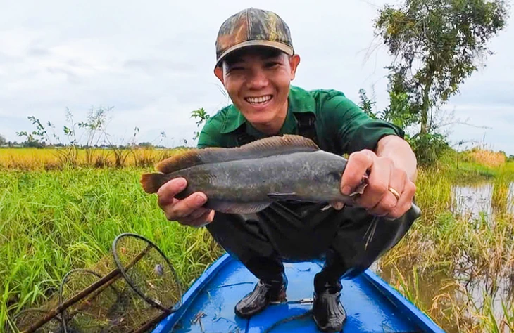 Dân miền Tây cười sảng khoái vì đặt lờ, kéo lưới rùng mùa nước nổi dính nhiều cá đồng - Ảnh 5.