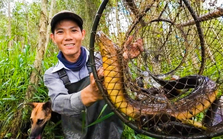 Dân miền Tây cười sảng khoái vì đặt lờ, kéo lưới rùng mùa nước nổi dính nhiều cá đồng - Ảnh 7.