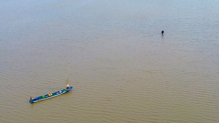Dân miền Tây cười sảng khoái vì đặt lờ, kéo lưới rùng mùa nước nổi dính nhiều cá đồng - Ảnh 8.
