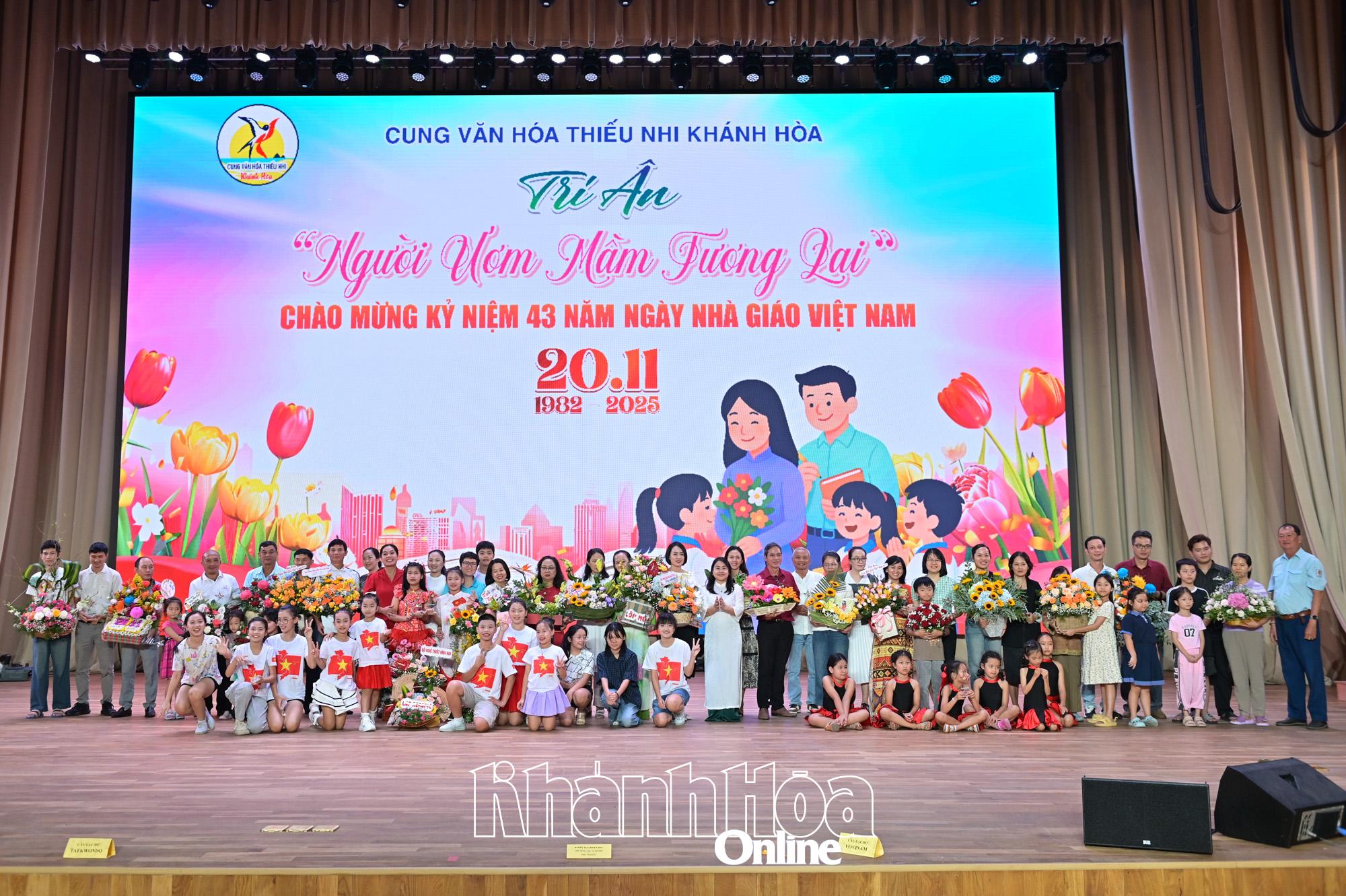 Lãnh đạo Cung Văn hóa thiếu nhi tỉnh tặng cúp lưu niệm, tri ân đến đội ngũ giáo viên, huấn luyện viên, cộng tác viên tham gia giảng dạy tại đơn vị.