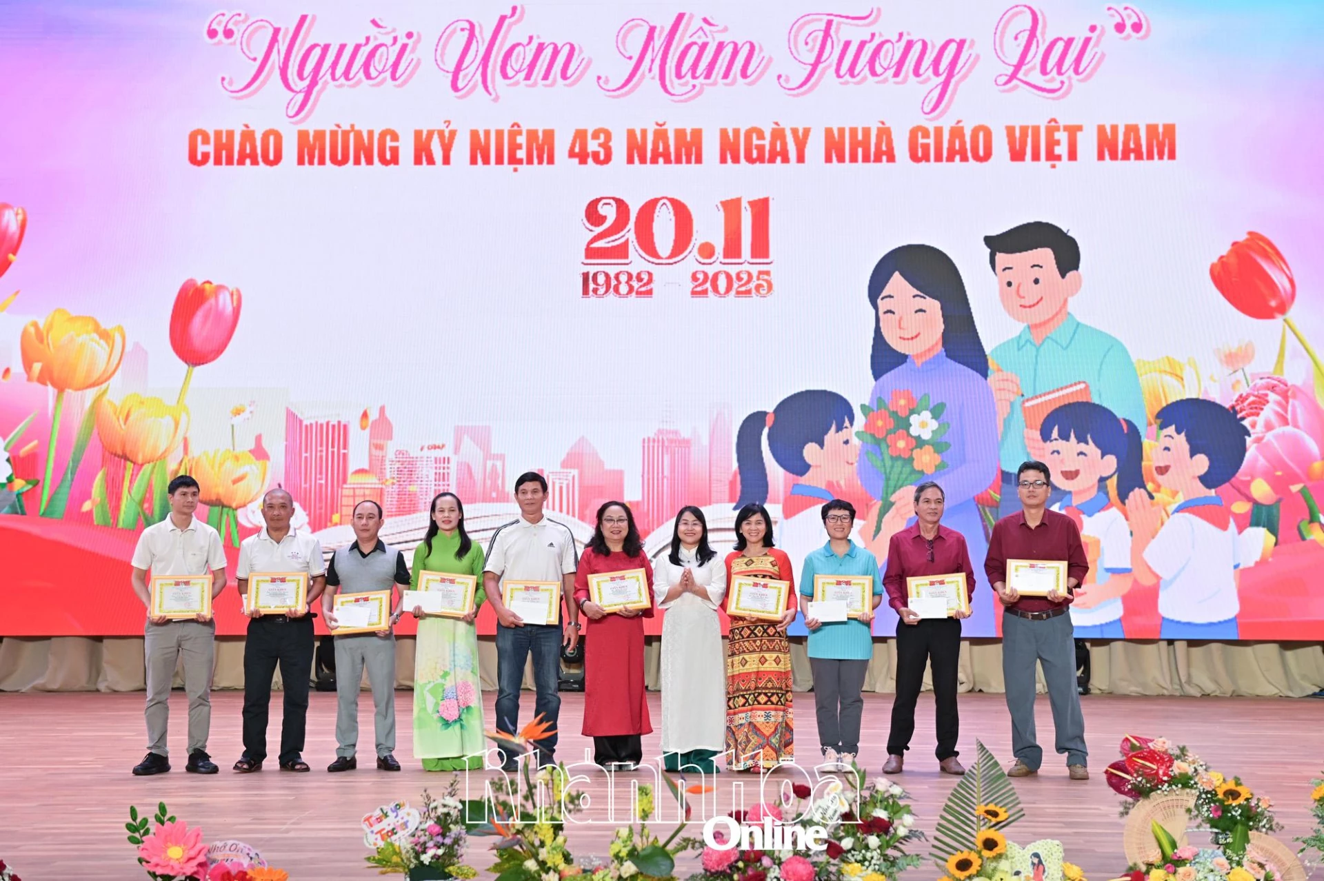 Trao giấy khen cho các giáo viên, huấn luyện viên, cộng tác viên có thành tích trong hoạt động tại Cung Văn hóa thiếu nhi tỉnh.