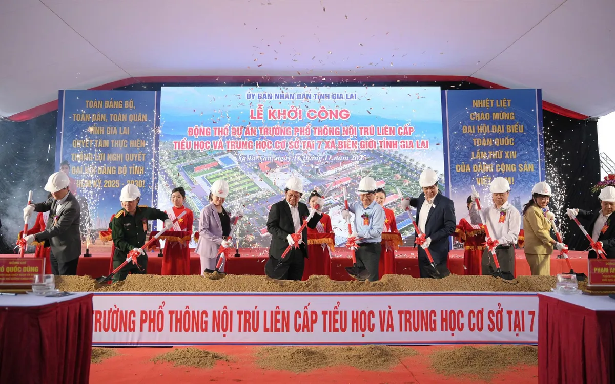 ឧបនាយករដ្ឋមន្ត្រី Ho Quoc Dung បានអញ្ជើញចូលរួមពិធីបើកការដ្ឋានសាងសង់គម្រោងសាលាបឋមសិក្សា និងមធ្យមសិក្សានៅឃុំព្រំដែនចំនួន ៧ នៃខេត្ត Gia Lai។ Phó Thủ tướng Hồ Quốc Dũng dự Lễ khởi công dự án Trường phổ thông nội trú liên cấp Tiểu học và Trung học cơ sở tại 7 xã biên giới tỉnh Gia Lai.