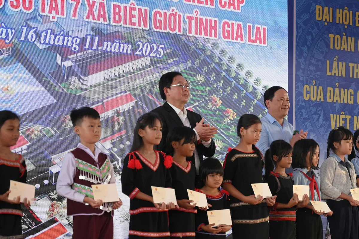 Phó Thủ tướng Hồ Quốc Dũng dự lễ khởi công trường học vùng biên ở Gia Lai - Ảnh 3.