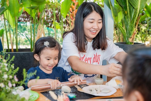 Vilka privata och internationella skolor i Ho Chi Minh-staden har grundskolenivå och registrerar elever för läsåret 2024-2025? - Foto 1. Phụ huynh, học sinh cùng tham gia ngày hội Open Day của Trường tiểu học, THCS và THPT Khải Hoàn - Nam Sài Gòn (H.Nhà Bè, TP.HCM) hồi tháng 3.2024