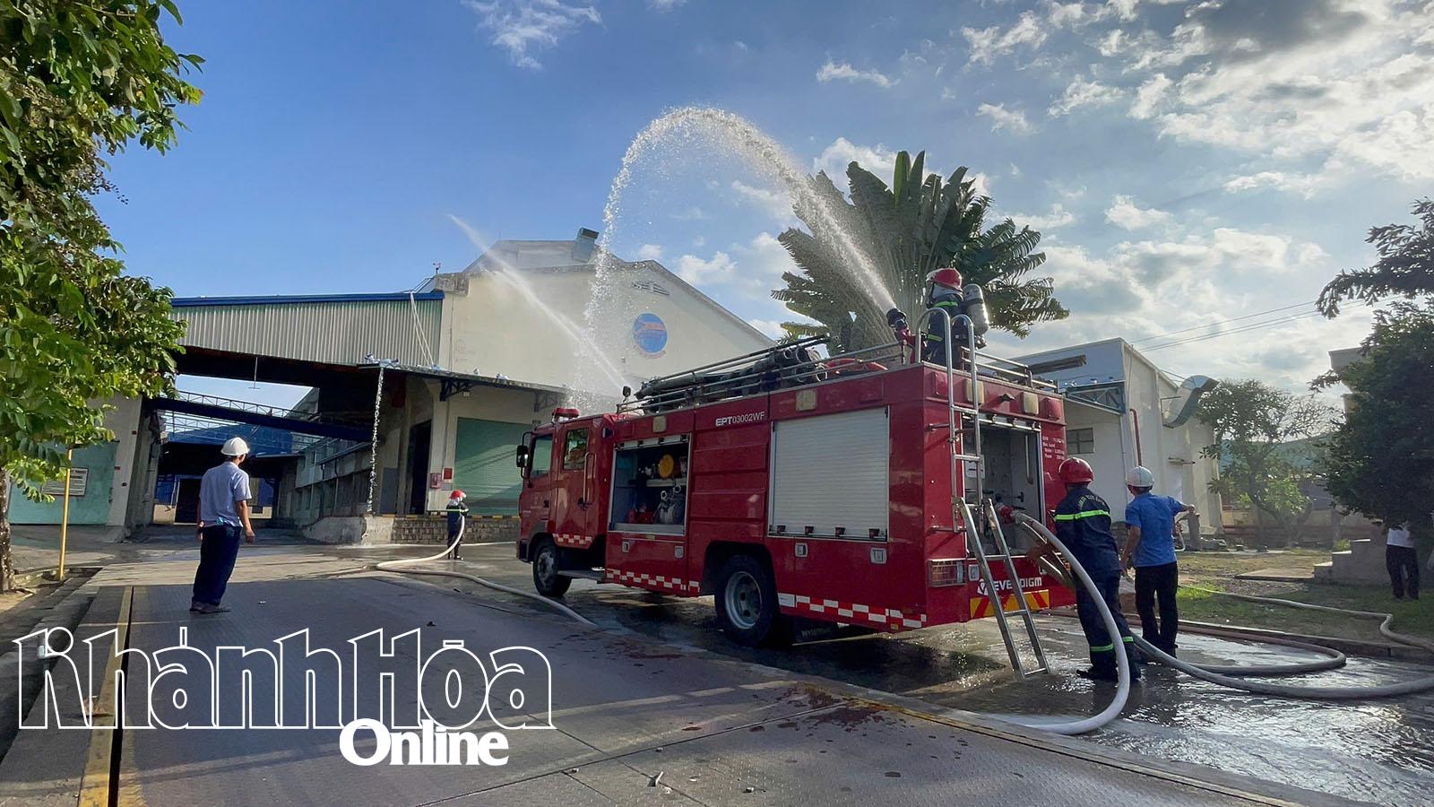 आग बुझाने में मदद के लिए दमकल गाड़ियों को घटनास्थल पर भेजा गया।