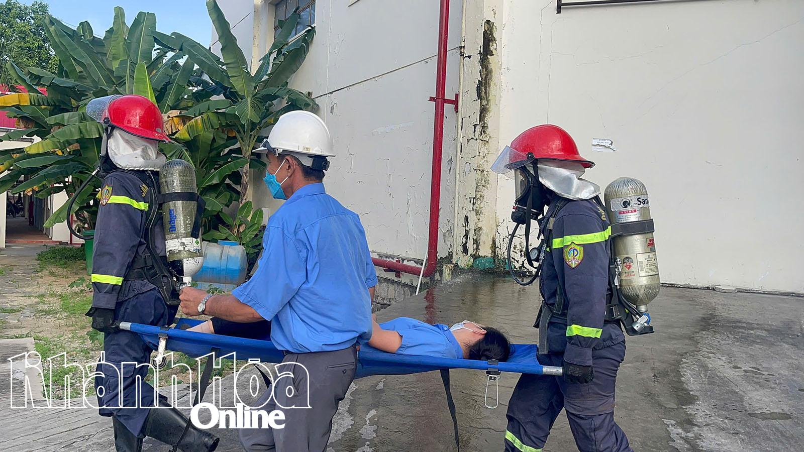 पीड़ितों को तत्काल घटनास्थल से दूर ले जाएं