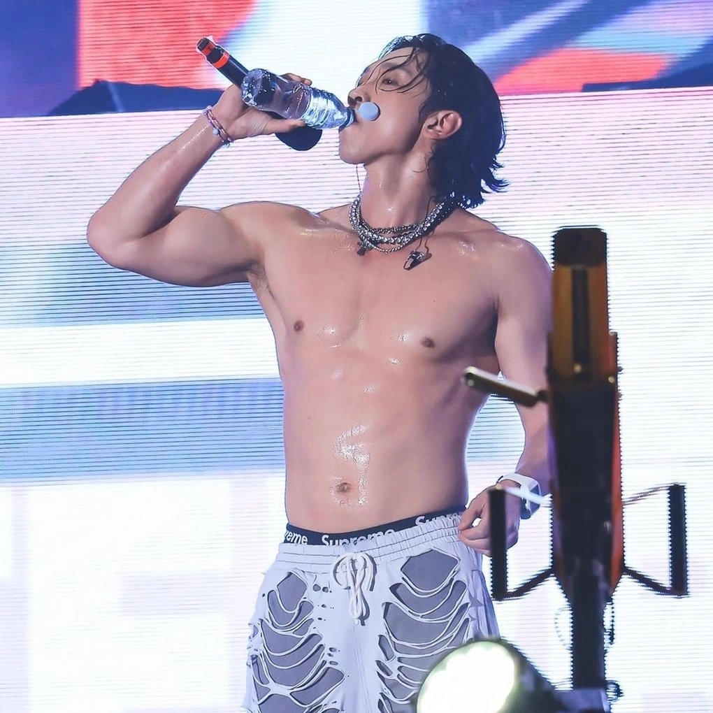 ពេល Bi Rain លើកអាវដើម្បីបង្អួតពោះ ៦ កញ្ចប់នៅប្រទេសវៀតណាមបានល្បីខ្លាំង - ២