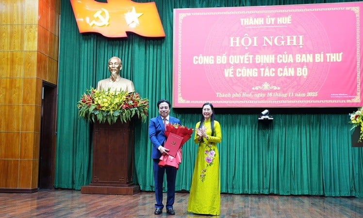 Ủy viên Trung ương Đảng, Phó Trưởng ban Tổ chức Trung ương Bùi Thị Quỳnh Vân trao quyết định cho đồng chí Nguyễn Khắc Toàn.